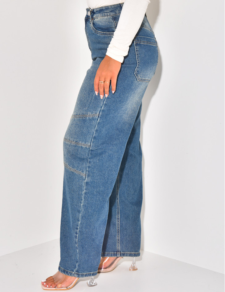 Weit geschnittene Jeans mit Steppnähten an den Knien.