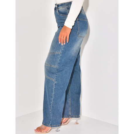 Weit geschnittene Jeans mit Steppnähten an den Knien.