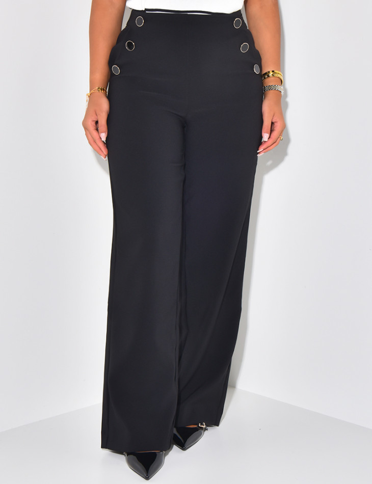 Gerade geschnittene Hose mit goldenen Knöpfen