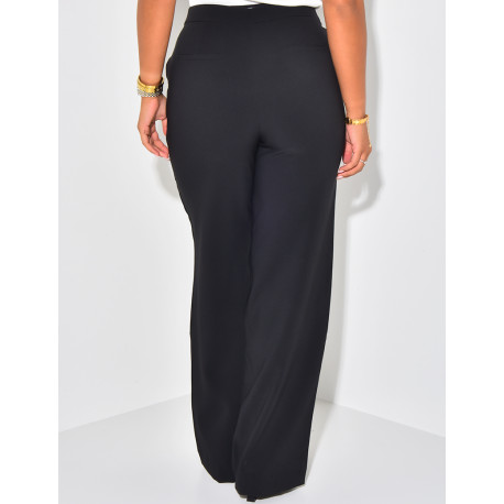 Gerade geschnittene Hose mit goldenen Knöpfen