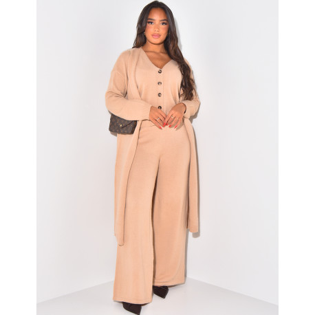 Dreiteiliges Set aus langer Weste, ärmelloser Strickjacke und Hose aus Wolle.