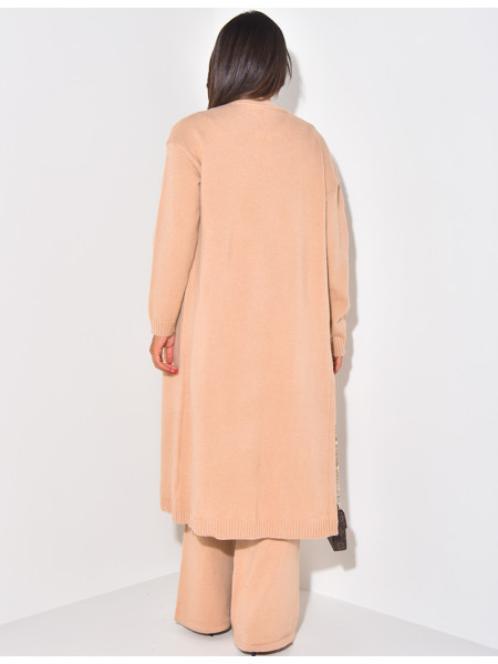 Dreiteiliges Set aus langer Weste, ärmelloser Strickjacke und Hose aus Wolle.