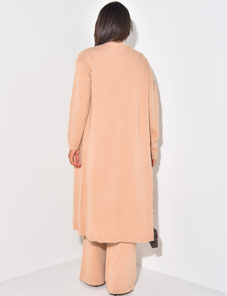 Dreiteiliges Set aus langer Weste, ärmelloser Strickjacke und Hose aus Wolle.