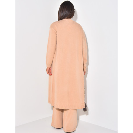 Dreiteiliges Set aus langer Weste, ärmelloser Strickjacke und Hose aus Wolle.