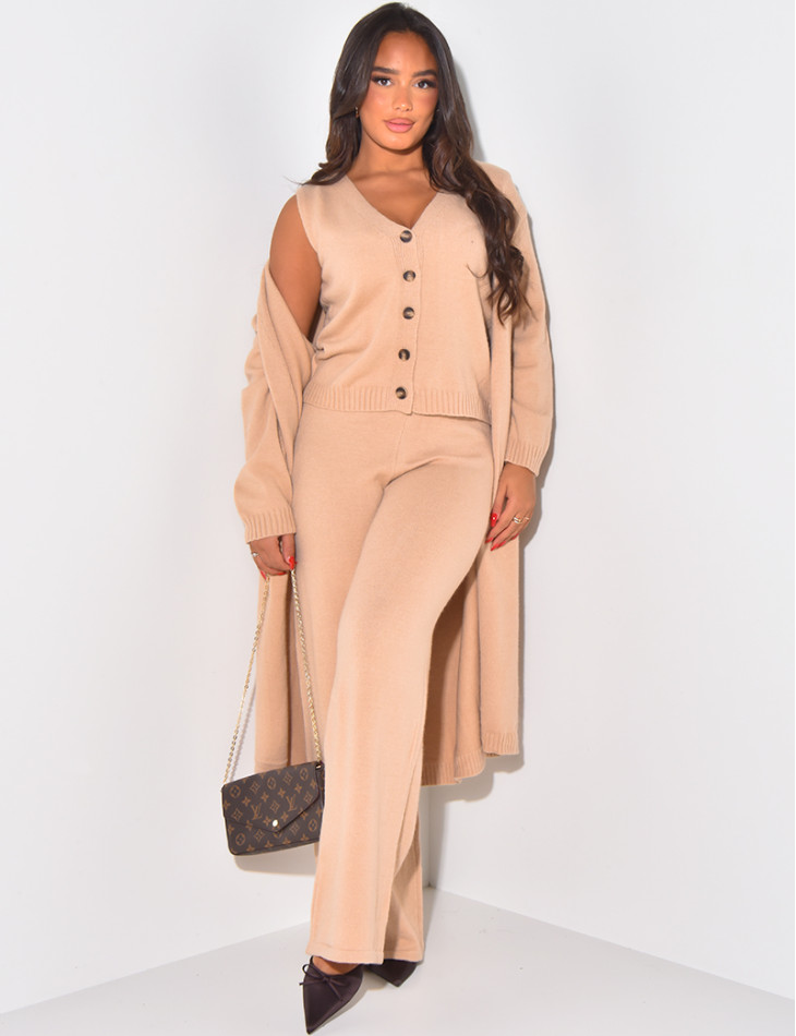 Dreiteiliges Set aus langer Weste, ärmelloser Strickjacke und Hose aus Wolle.
