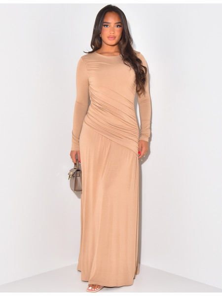 Langes asymmetrisches Kleid mit Drapierungseffekt