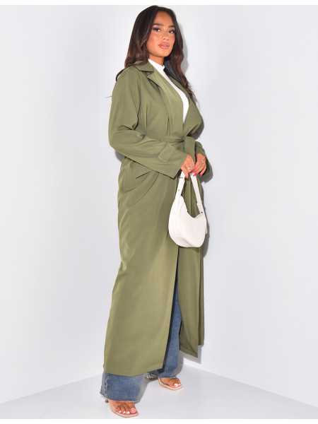 Langer Trenchcoat zum Binden und mit Cargotaschen.