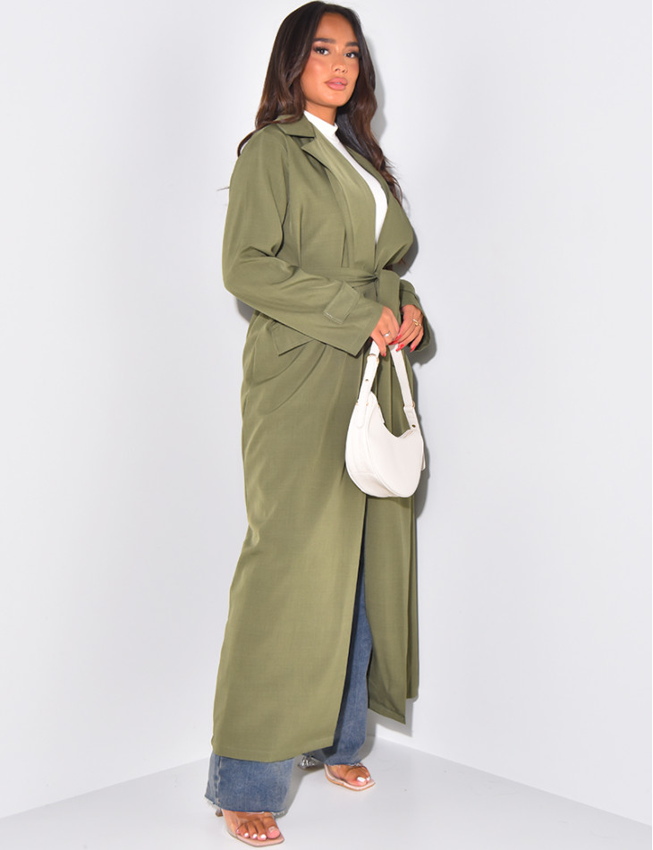 Langer Trenchcoat zum Binden und mit Cargotaschen.