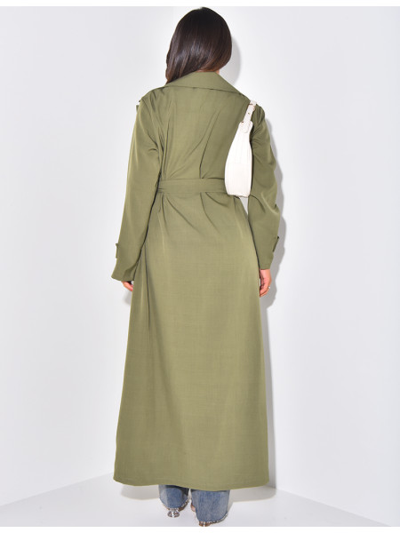 Langer Trenchcoat zum Binden und mit Cargotaschen.