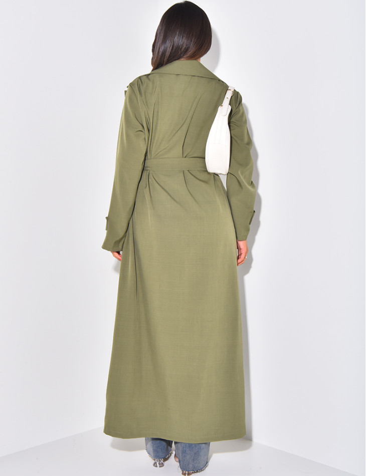 Langer Trenchcoat zum Binden und mit Cargotaschen.