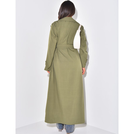 Langer Trenchcoat zum Binden und mit Cargotaschen.