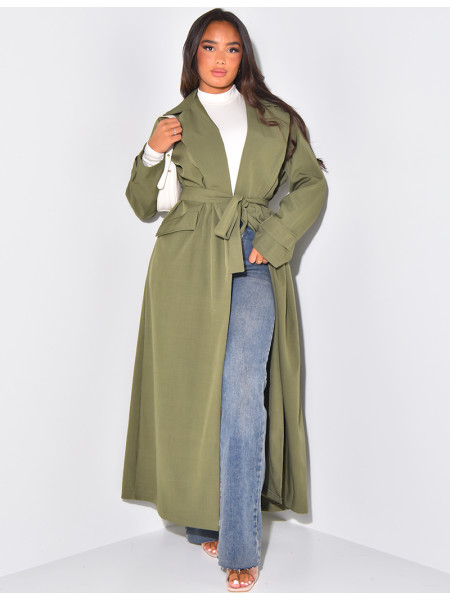 Langer Trenchcoat zum Binden und mit Cargotaschen.