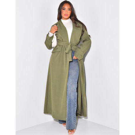 Langer Trenchcoat zum Binden und mit Cargotaschen.