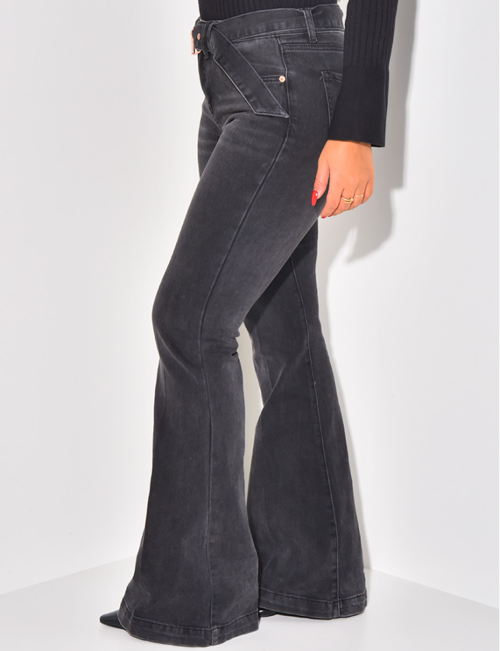 Jeans mit hoher Taille & Schlaghose mit Gürtel