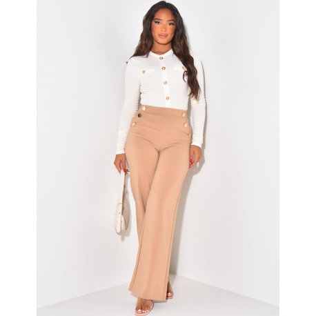 Gerade geschnittene Hose mit goldenen Knöpfen