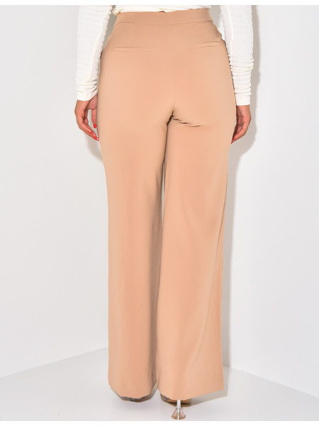 Gerade geschnittene Hose mit goldenen Knöpfen