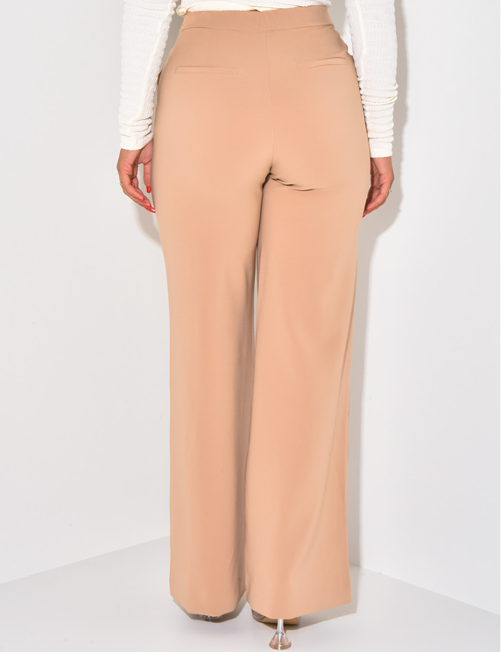 Gerade geschnittene Hose mit goldenen Knöpfen