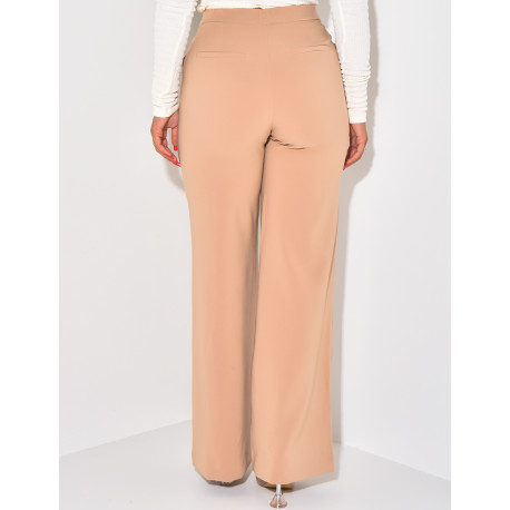 Gerade geschnittene Hose mit goldenen Knöpfen