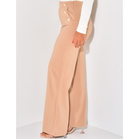 Gerade geschnittene Hose mit goldenen Knöpfen