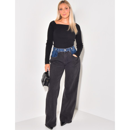 Gerade geschnittene Jeans mit kontrastierenden Jeanseinsätzen.