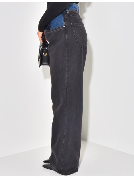 Gerade geschnittene Jeans mit kontrastierenden Jeanseinsätzen.