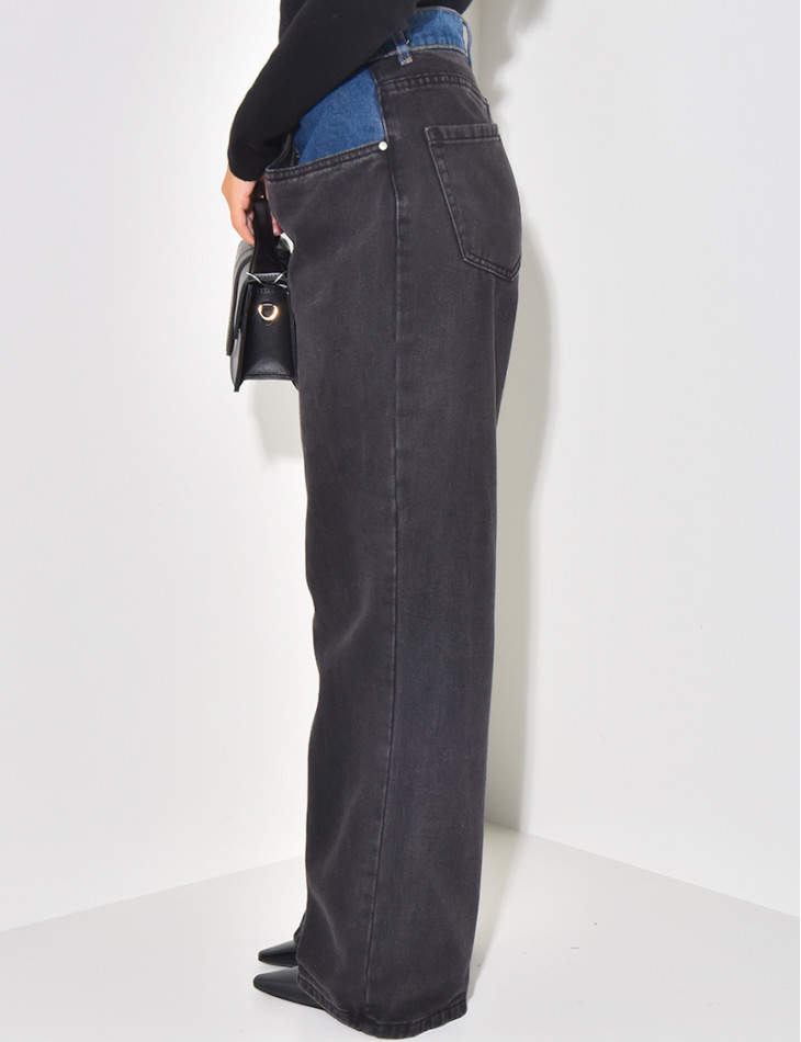 Gerade geschnittene Jeans mit kontrastierenden Jeanseinsätzen.