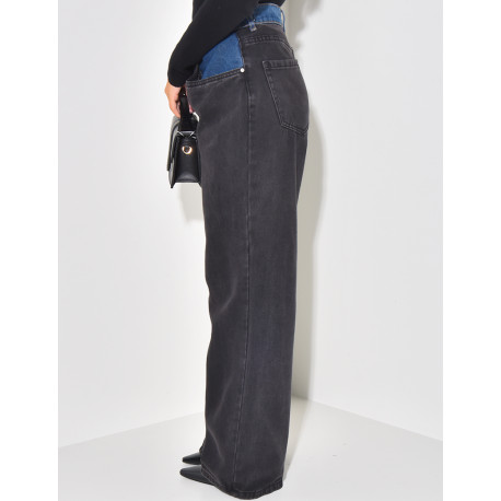 Gerade geschnittene Jeans mit kontrastierenden Jeanseinsätzen.