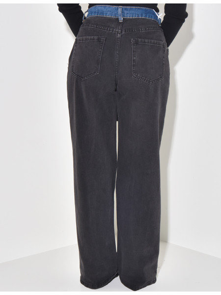 Gerade geschnittene Jeans mit kontrastierenden Jeanseinsätzen.