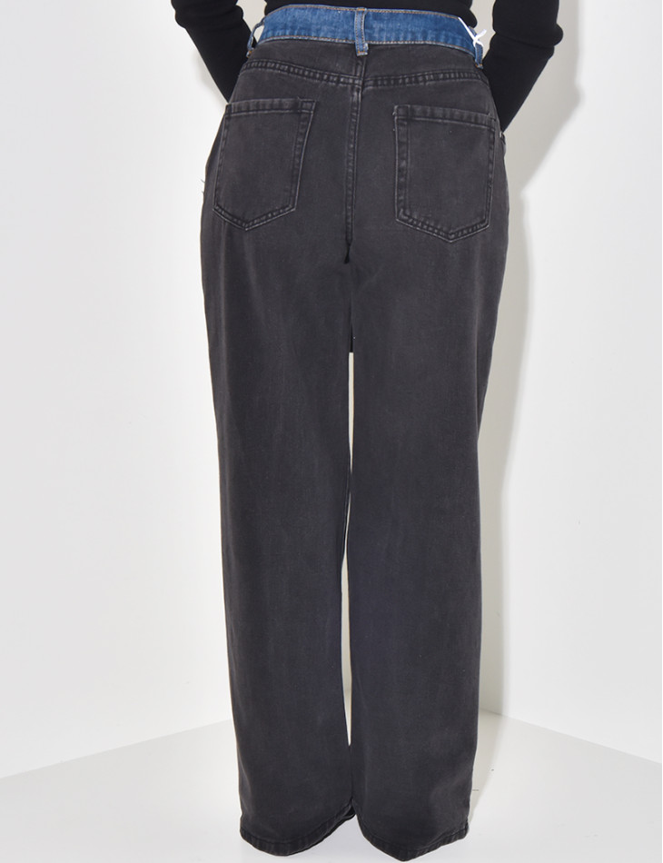 Gerade geschnittene Jeans mit kontrastierenden Jeanseinsätzen.