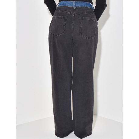 Gerade geschnittene Jeans mit kontrastierenden Jeanseinsätzen.