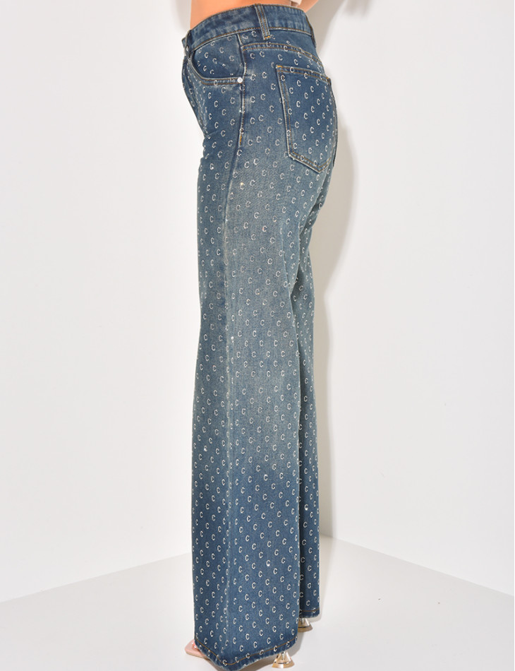 Gerade geschnittene Jeans mit Buchstaben C aus Strasssteinen.