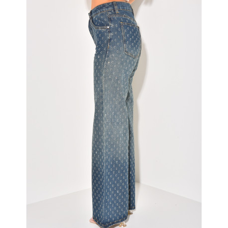 Gerade geschnittene Jeans mit Buchstaben C aus Strasssteinen.