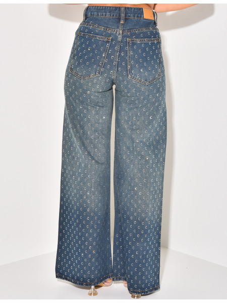Gerade geschnittene Jeans mit Buchstaben C aus Strasssteinen.