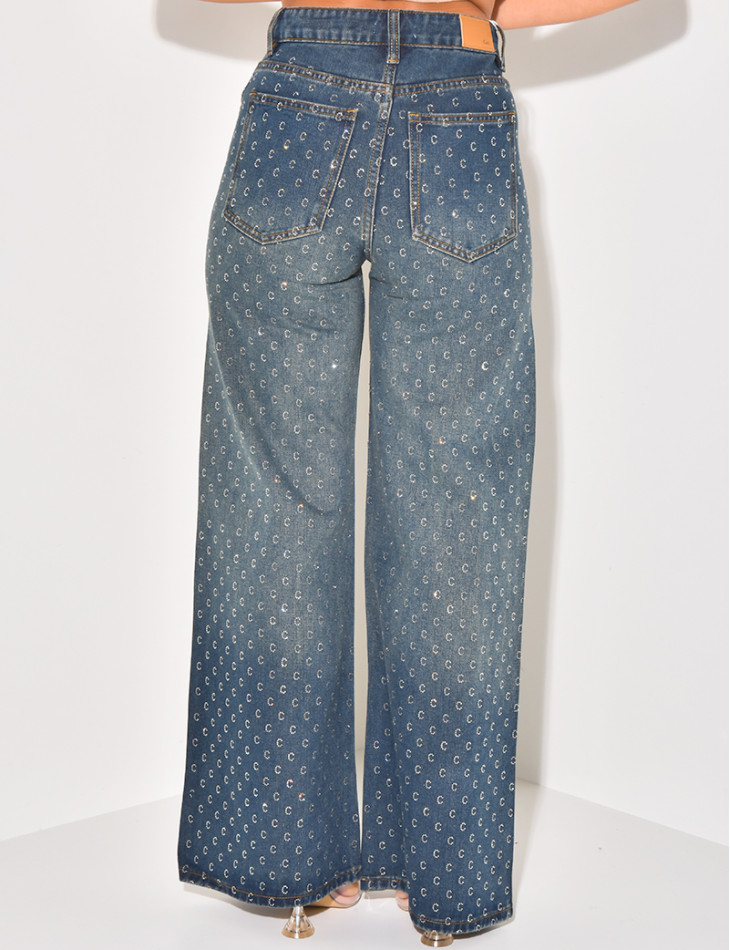 Gerade geschnittene Jeans mit Buchstaben C aus Strasssteinen.