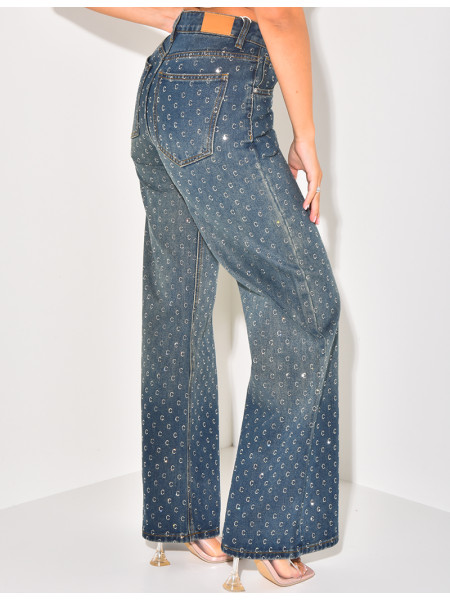 Gerade geschnittene Jeans mit Buchstaben C aus Strasssteinen.