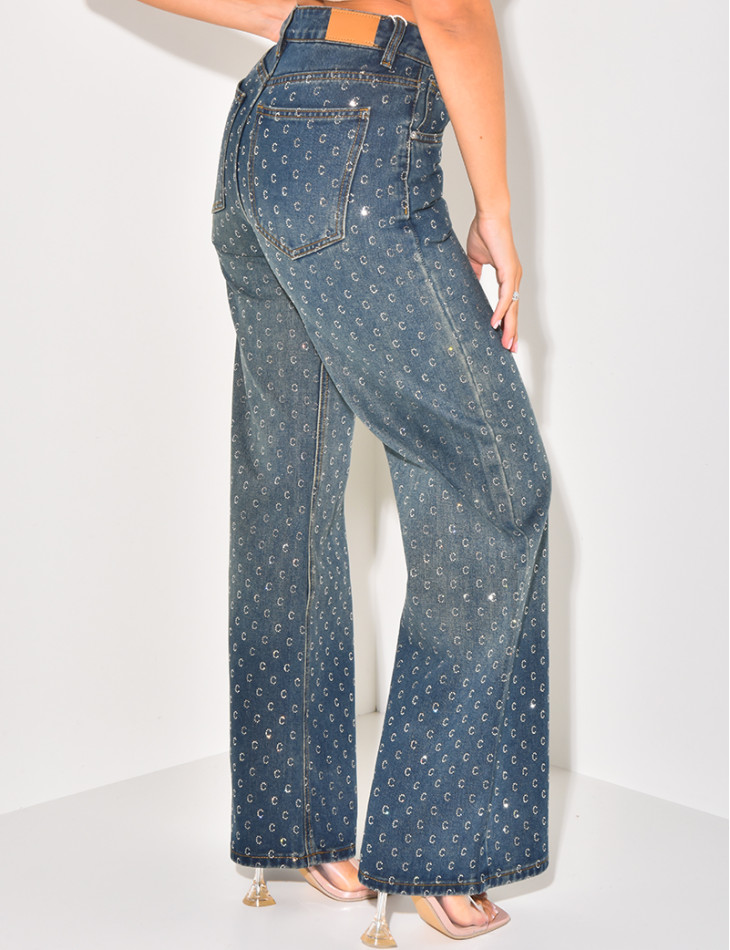 Gerade geschnittene Jeans mit Buchstaben C aus Strasssteinen.