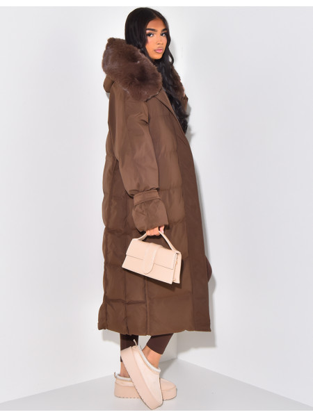 Lange gesteppte Daunenjacke mit Fellkapuze