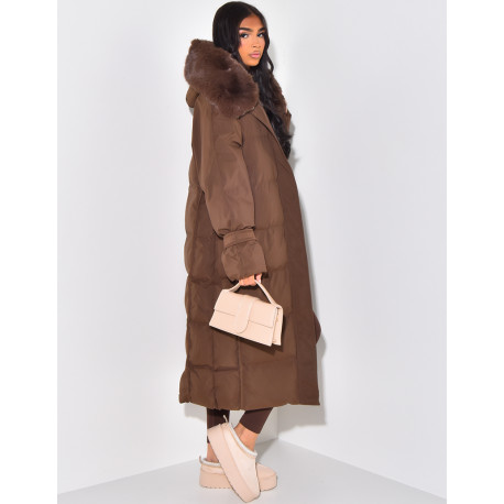 Lange gesteppte Daunenjacke mit Fellkapuze