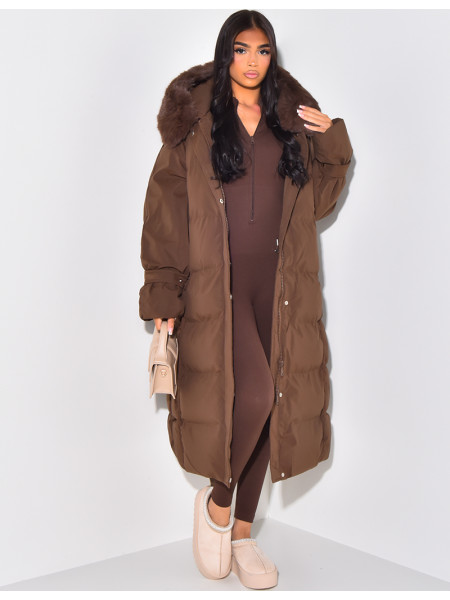 Lange gesteppte Daunenjacke mit Fellkapuze