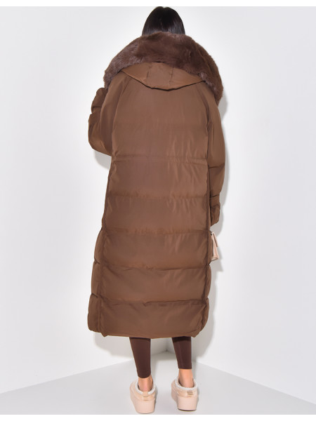 Lange gesteppte Daunenjacke mit Fellkapuze