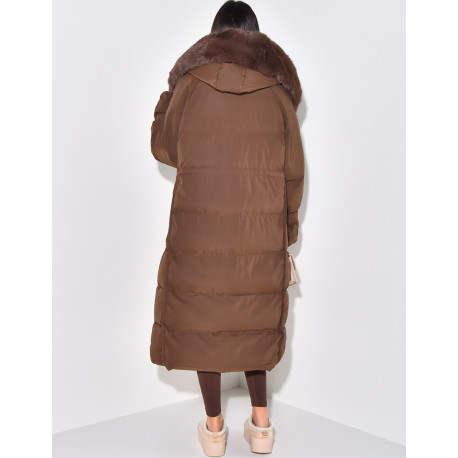Lange gesteppte Daunenjacke mit Fellkapuze