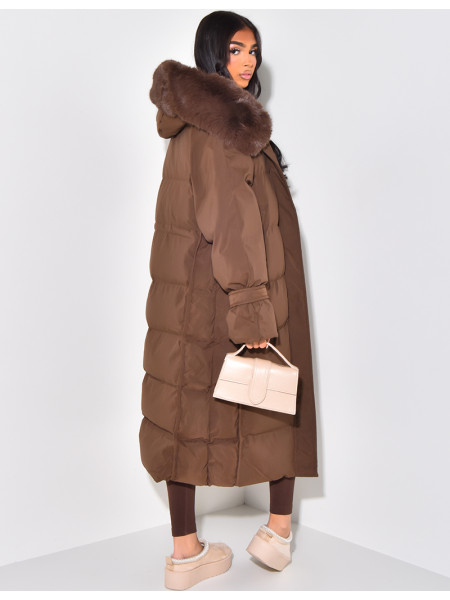 Lange gesteppte Daunenjacke mit Fellkapuze