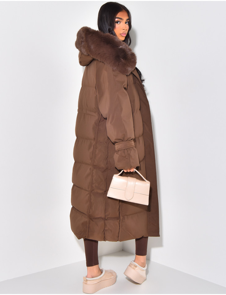 Lange gesteppte Daunenjacke mit Fellkapuze