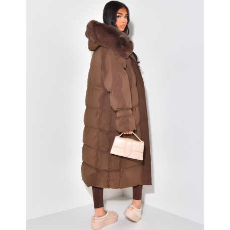 Lange gesteppte Daunenjacke mit Fellkapuze