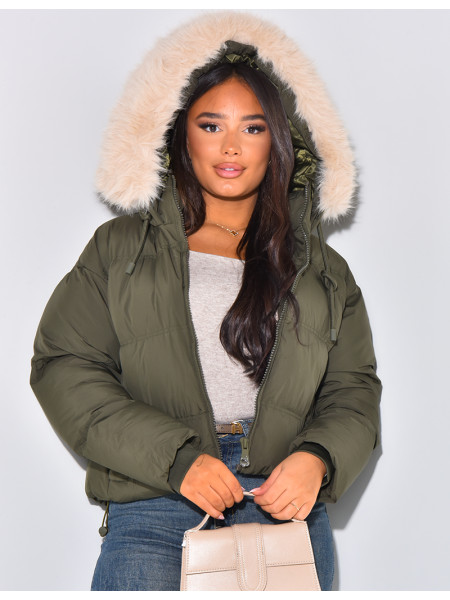 Kurze Daunenjacke mit Fellkapuze