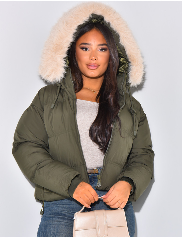 Kurze Daunenjacke mit Fellkapuze
