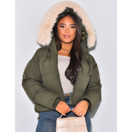 Kurze Daunenjacke mit Fellkapuze