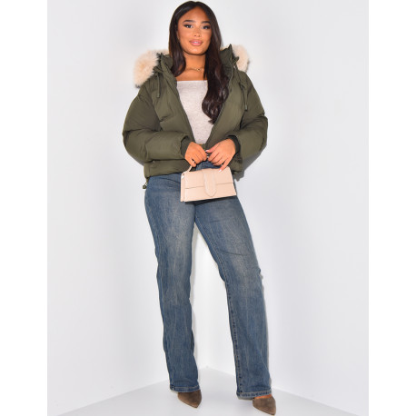 Kurze Daunenjacke mit Fellkapuze