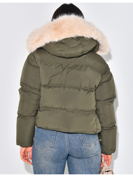 Kurze Daunenjacke mit Fellkapuze