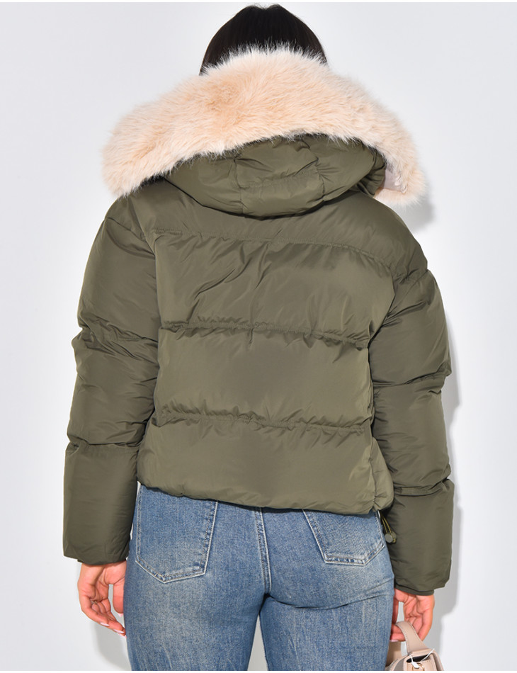 Kurze Daunenjacke mit Fellkapuze